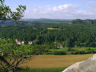 Blick auf Kurort Rathen, den Rauenstein und im Hintergrund die Festung Königstein